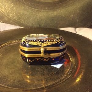 Vintage 19th century hand painted makeup/snuff box